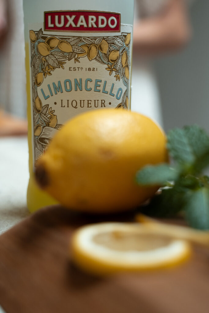 Citroen met fles limoncello van Luxardo