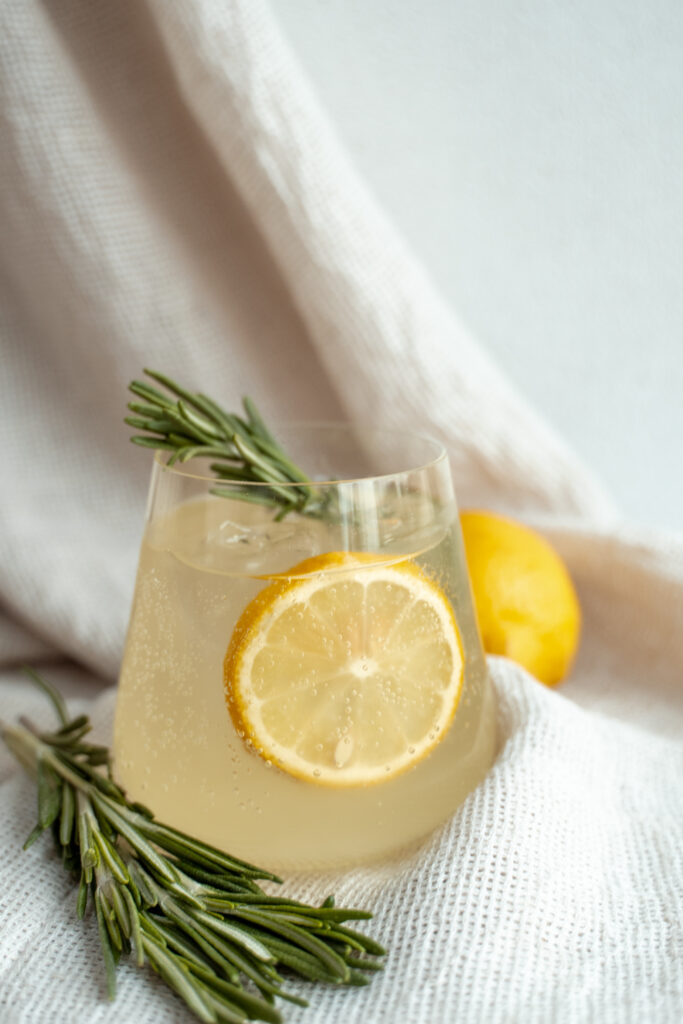 Limoncello spritz met rozemarijn