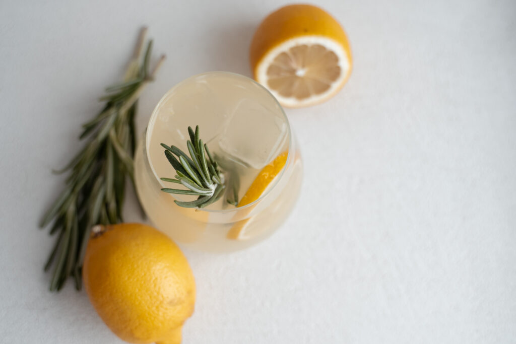 Limoncello spritz met rozemarijn en citroen